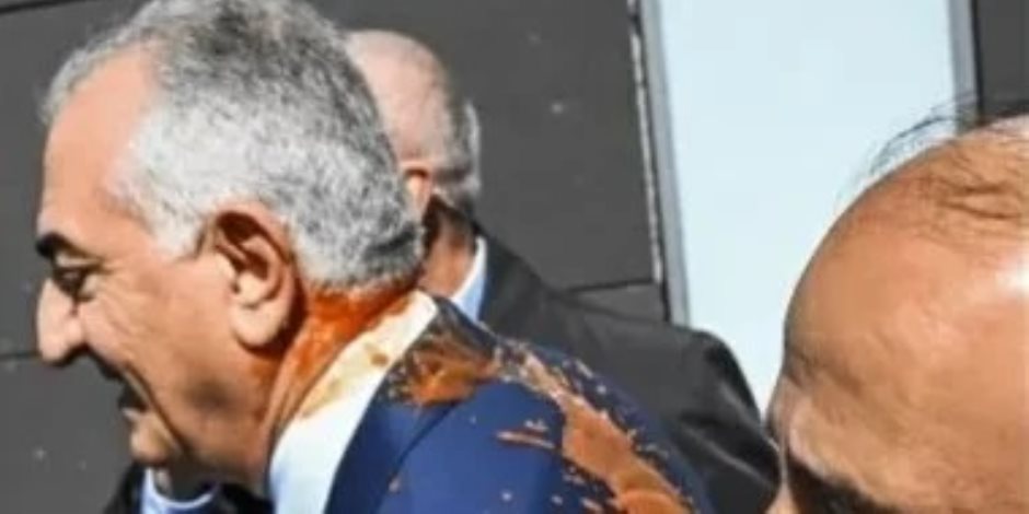 حدث فى برلين.. هجوم مفاجئ بسائل أحمر على رضا بهلوى بعد مؤتمر ضد إيران | صوت الأمة