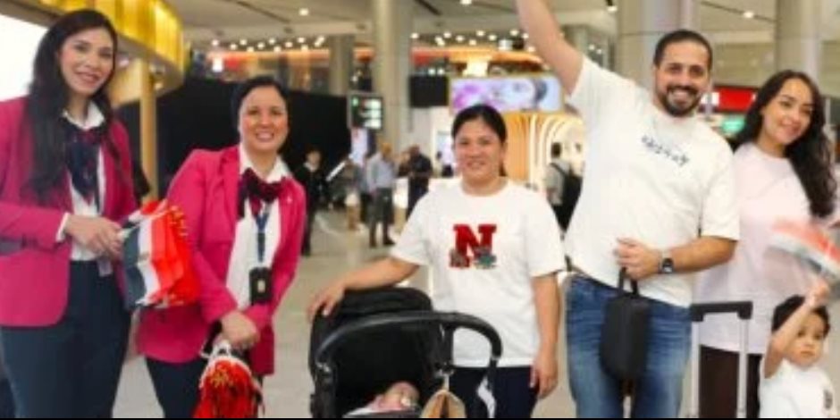 مطار القاهرة يحتفل بعيد تحرير سيناء مع الركاب بالورود والشيكولاتة