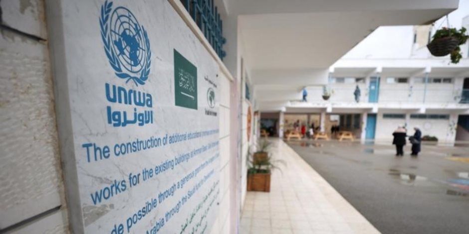 أزمة التمويل تعصف بمدارس "الأونروا" و تقليص أيام العمل في الضفة الغربية وخفض رواتب الأطباء والمعلمين 