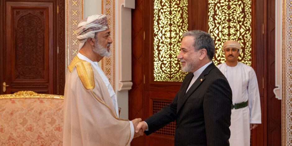 سلطان عُمان يستقبل عراقجي.. مسقط تقود جهود التهدئة في ظل التحديات الإقليمية