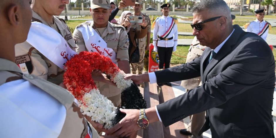 محافظ جنوب سيناء يضع إكليل من الزهور على النصب التذكاري للجندي المجهول في ذكرى تحرير سيناء (صور)  