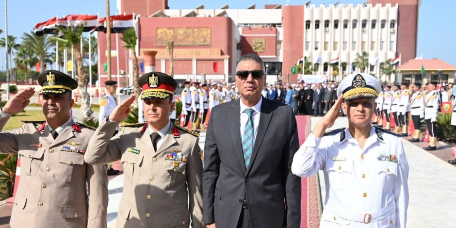 محافظ جنوب سيناء يضع إكليل من الزهور على النصب التذكاري للجندي المجهول في ذكرى التحرير