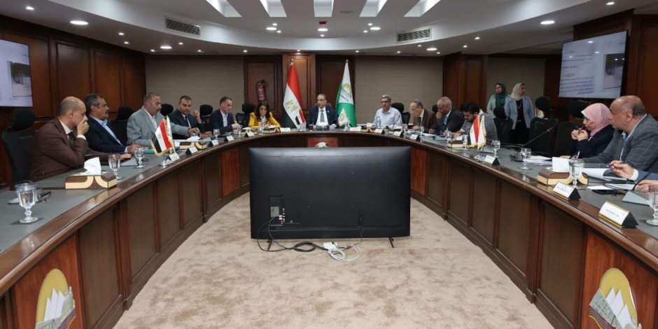 محافظ الجيزة يوجه رؤساء الأحياء بالاستجابة العاجلة لمطالب المواطنين وحل مشكلاتهم