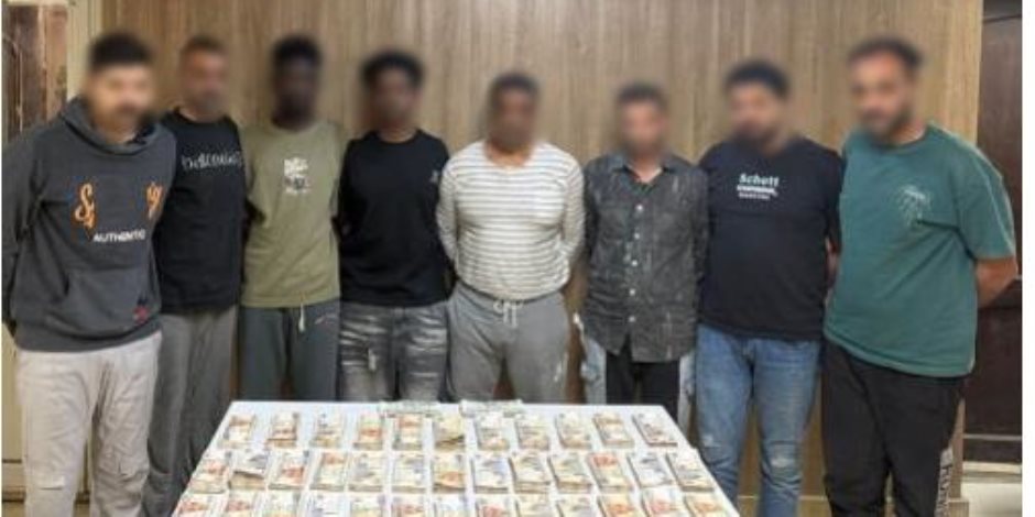 ضبط 8 أشخاص سرقوا مبلغ مالى من سائق بأسلوب إنتحال الصفة بالجيزة 
