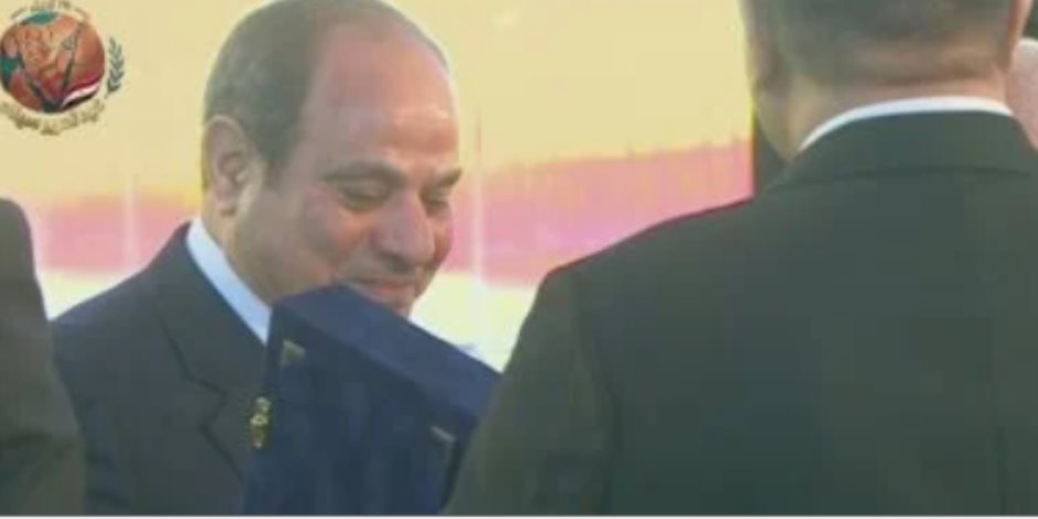 اتحاد عمال مصر يهدى الرئيس السيسى درع الاتحاد