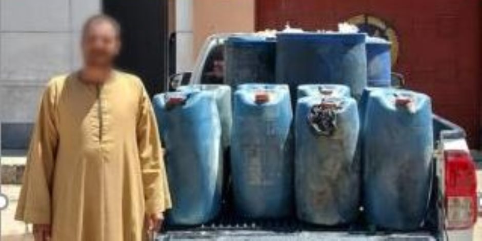 أمن أسوان يضبط سائق بحوزته 900 لتر سولارتمهيداً لبيعها بالسوق السوداء 