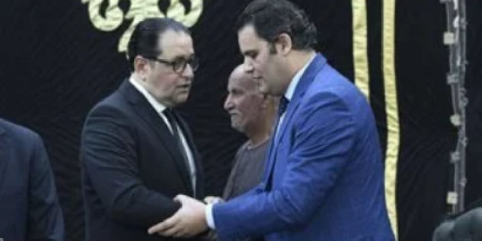 الكاتبة الصحفية همت سلامة رئيس التحرير التنفيذى لليوم السابع تتلقى العزاء في والدها بمسجد عمر مكرم (صور)