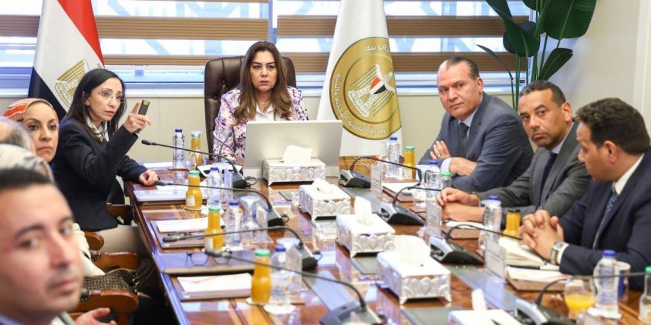 وزيرة التنمية المحلية والبيئة تتابع مع محافظ البحيرة الانتهاء من الرؤية المتكاملة لتنمية وتطوير مدينة رشيد