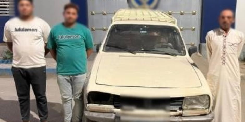 ضبط قائد سيارة ومرافقيه للسير بشكل خطر أعلى مركبة بالفيوم