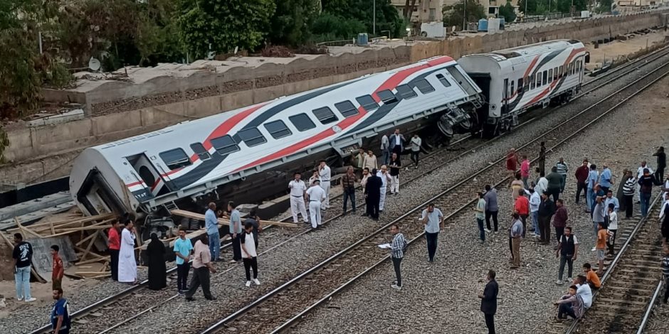  انقلاب عربة قطار روسى بأسوان وإصابة 3 أشخاص.. صور