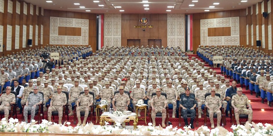 الفريق أشرف سالم زاهر يلتقى عدداً من مقاتلى المنطقة الغربية العسكرية (فيديو)