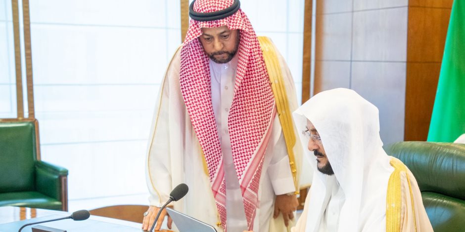 وزير الشؤون الإسلامية يدشّن جهاز البطاقات الرقمية للمكتبة الإلكترونية الإسلامية ضمن استعدادات حج 1447هـ
