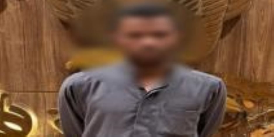 ضبط أحد الأشخاص لوضعه أحجارا وحواجز لمنع اصطفاف السيارات بأحد شوارع النزهة بالقاهرة
