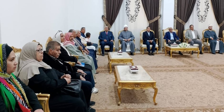 محافظ شمال سيناء يودع حجاج القرعة ويوجه بتخصيص حافلة تنقلهم لمطار القاهرة بالمجان (صور)