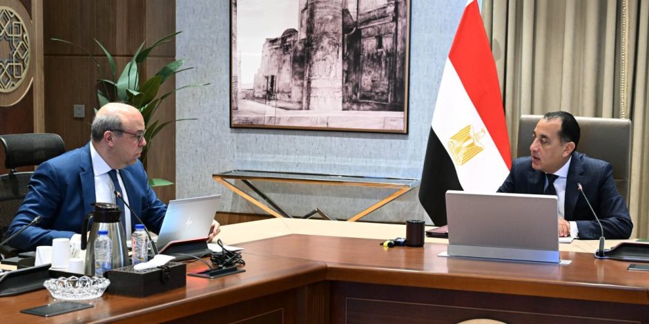 رئيس الوزراء يلتقي وزير الطيران المدني لمتابعة عددٍ من ملفات عمل الوزارة