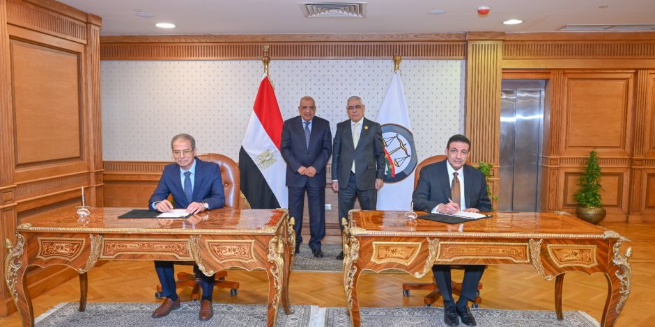 النائب العام ووزير الكهرباء يشهدان توقيع بروتوكول تعاون لتأهيل الإدارات القانونية ومأموري الضبط القضائي بقطاع الكهرباء