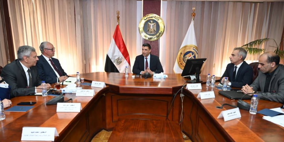 وزير الصناعة: تشجيع شركات الأدوية على التوسع فى صناعة المواد الفعالة