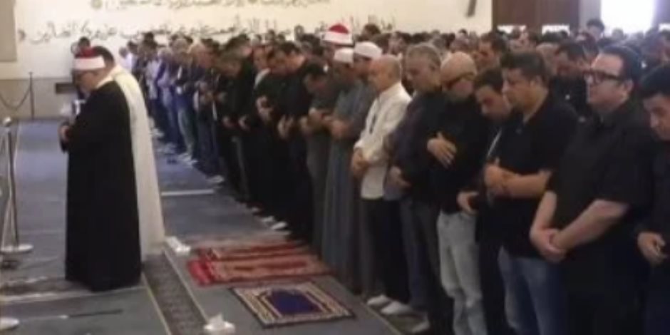 الشيخ خالد الجندى يؤم المصلين فى جنازة هانى شاكر