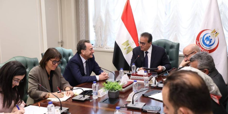 وزير الصحة يبحث مع السفير الفرنسي تعزيز علاج أطفال فلسطين المصابين بالأورام