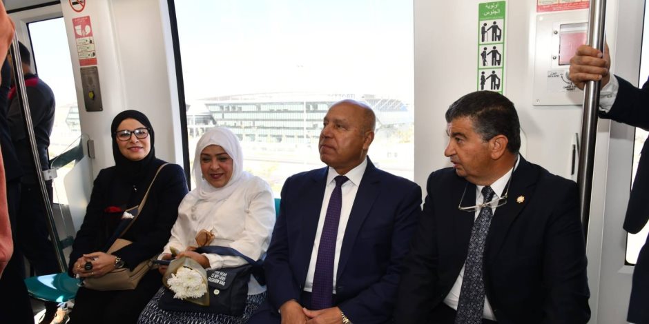 وزير النقل يستقل قطار المونوريل من محطة المستثمرين بالقاهرة الجديدة حتى  الحي الحكومي بالعاصمة الجديدة 