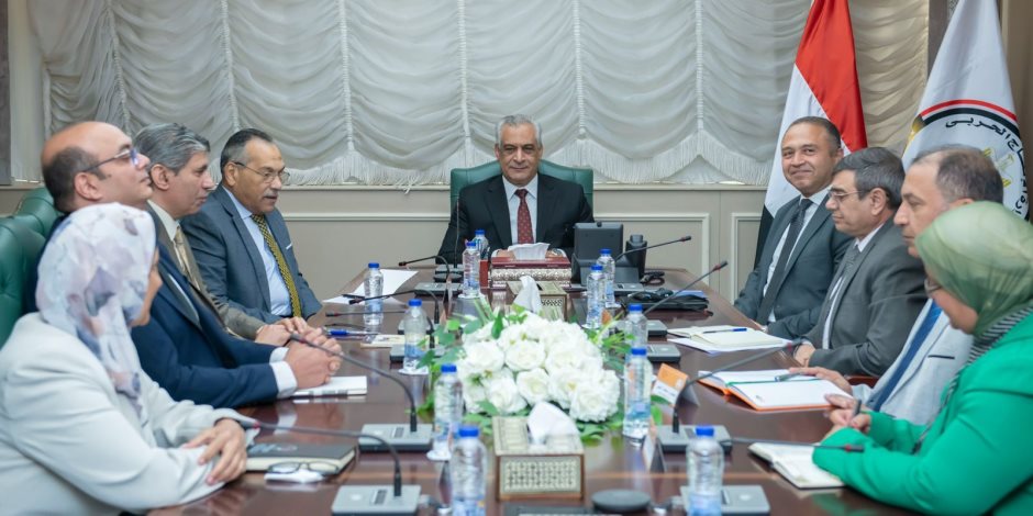 وزير الإنتاج الحربي يناقش تخفيض استهلاك الطاقة وأساليب خفض البصمة الكربونية 