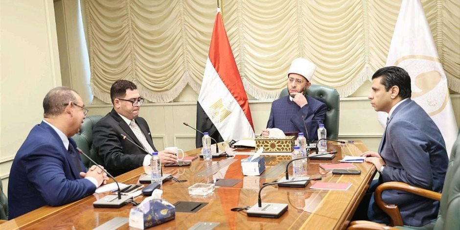 «الأزهري» يعقد اجتماعًا لمتابعة سير العمل بالمجموعة الوطنية لاستثمارات الأوقاف