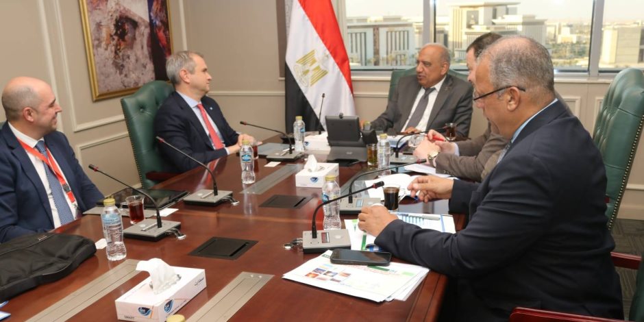 وزير الكهرباء والطاقة المتجددة يبحث مع مسئولي شركة الكازار الإماراتية مستجدات التنفيذ وتطور الأعمال في مشروعات طاقة الرياح قدرة 1500 ميجاوات في مناطق الزعفرانة وجنوب الغردقة