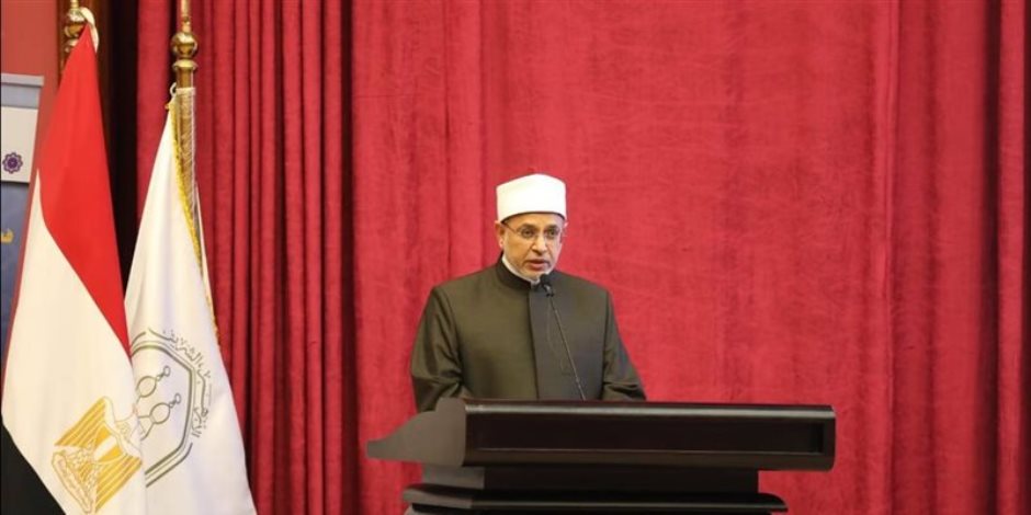 مهنئًا بالعيد وموزعًا الشيكولاتة... رئيس جامعة الأزهر يتابع امتحانات نهاية الفصل الدراسي الثاني بكليات البنين والبنات