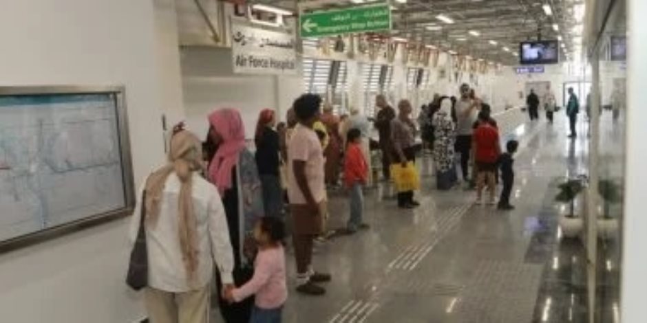 الركاب برفقه أولادهم .. زحام بمحطة «المستشفى الجوى» لمونوريل شرق النيل فى ثانى أيام تشغيله المجانى