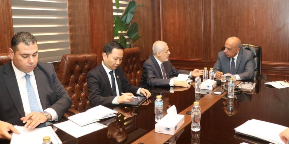 وزير الكهرباء يبحث مع "أمييا باور" تنفيذ مشروعات طاقة شمسية ورياح بقدرة 1500 ميجاوات