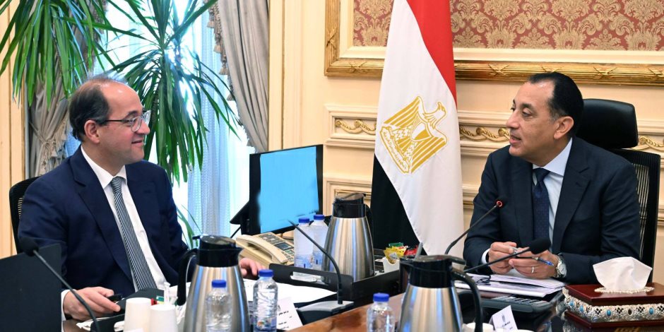 رئيس الوزراء يوجه بالمفاوضات مع وكلاء السيارات الكهربائية للتعاقد على أول دفعة