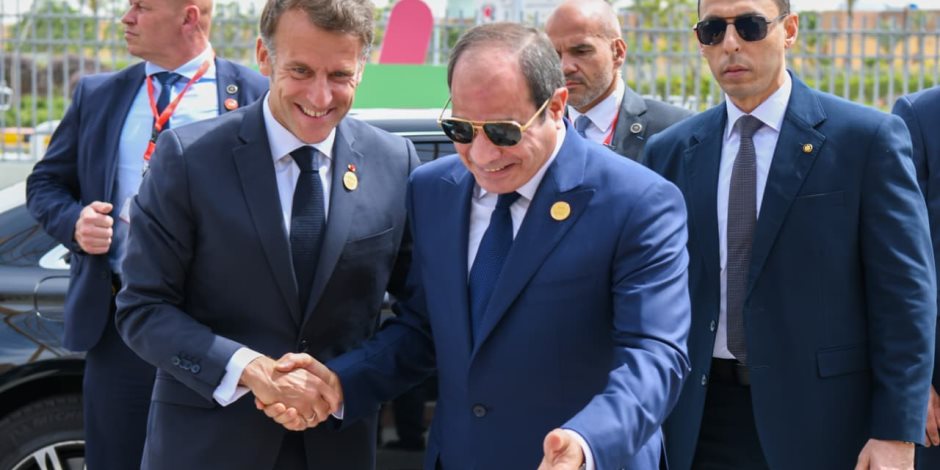 ماكرون في مصر.. زيارات تجمع الدبلوماسية بالتاريخ والتفاعل الشعبي من خان الخليلي إلى الإسكندرية
