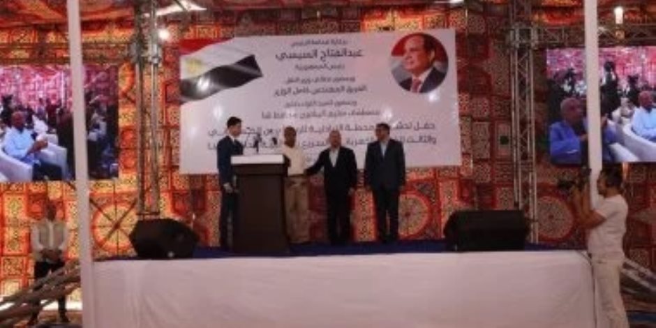 وزير النقل يسلم شيكات التعويضات للمتضررين من مسار مشروع محطة قنا