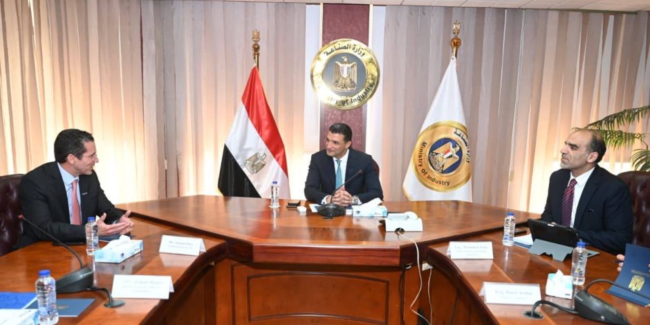 وزير الصناعة يبحث مع "سيمكس العالمية" رؤية الشركة للتوافق مع خطط الدولة للتنمية