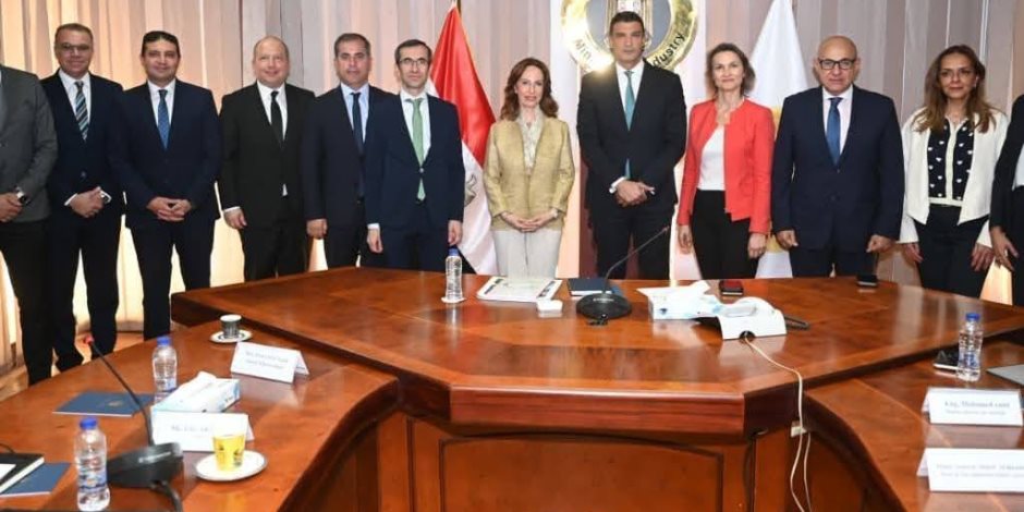 وزير الصناعة يبحث مع وفد مجموعة شركات غوروك التركية إقامة مشروع لصناعة المنتجات الزجاجية