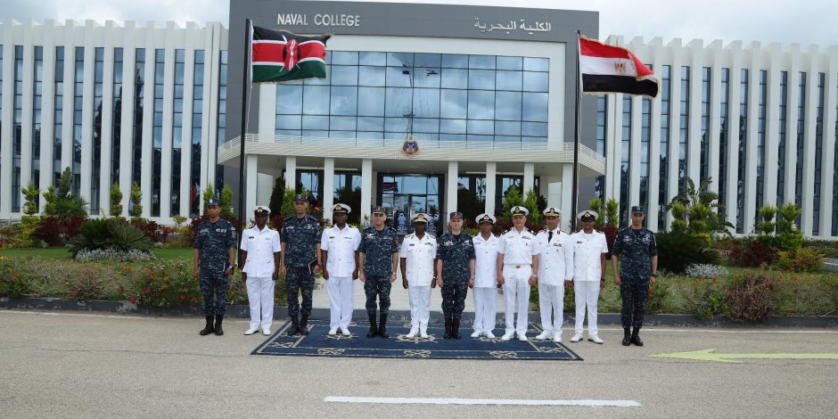 قائد القوات البحرية المصرية يلتقي نظيره الكيني خلال زيارته الإسكندرية