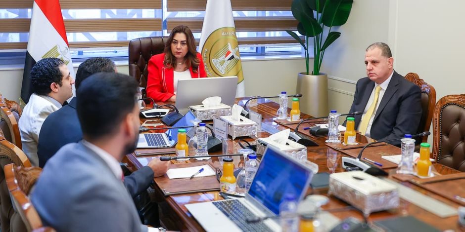 وزيرة التنمية المحلية والبيئة تتابع جهود تيسير منظومة تراخيص المحال العامة