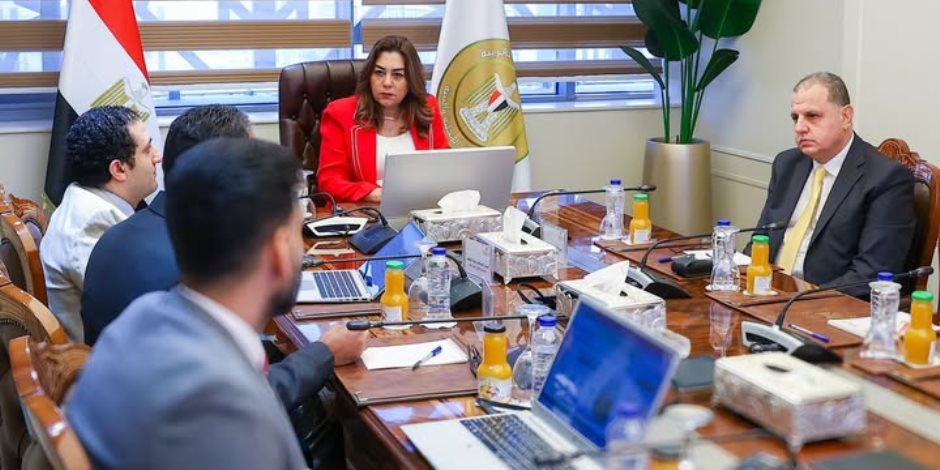 وزيرة التنمية المحلية والبيئة تتابع جهود تيسير وتبسيط منظومة تراخيص المحال العامة بالمحافظات