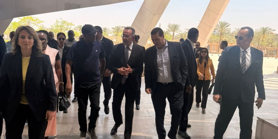 رئيس وزراء جمهورية بوروندي وحرمه يزوران المتحف المصري الكبير