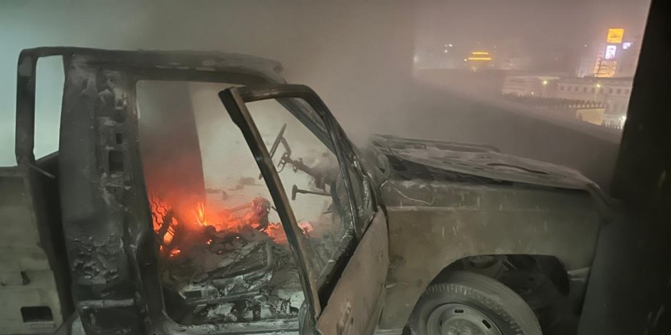 السيطرة على حريق سيارة نقل داخل جراج العتبة.. صور