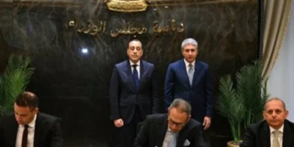 تمهيدًا لتعميمها بالمطارات المصرية.. مدبولي يشهد توقيع اتفاقيات تشغيل منظومة التأشيرة الإلكترونية بمطار القاهرة