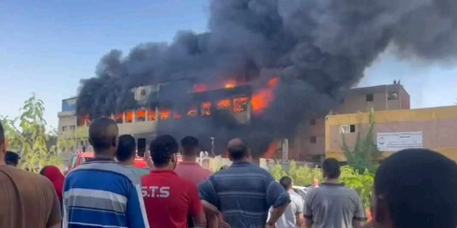 حريق فى مصنع بالعاشر من رمضان ويمتد لمصنعين و20 سيارة إطفاء لإخماد النيران