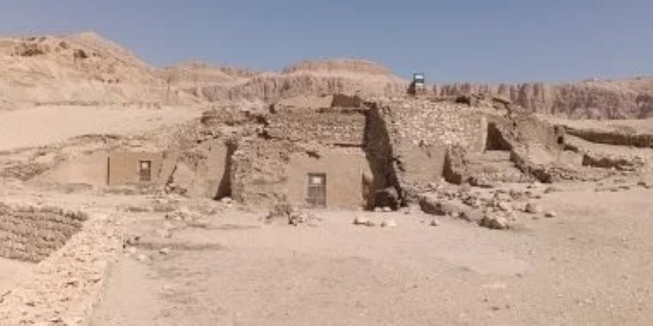 شاهد لحظة فتح مقبرتى أمنحتب وساموت فى جبانة الخوخة بالأقصر.. صور