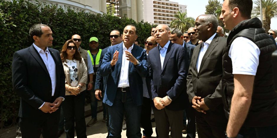 رئيس الوزراء يتفقد مشروع رفع كفاءة الواجهات الخارجية والموقع العام لقصر التحرير