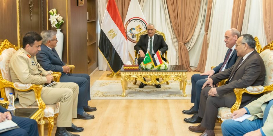 وزير الدولة للإنتاج الحربي يناقش مع السفير الباكستاني سبل تعزيز التعاون المشترك
