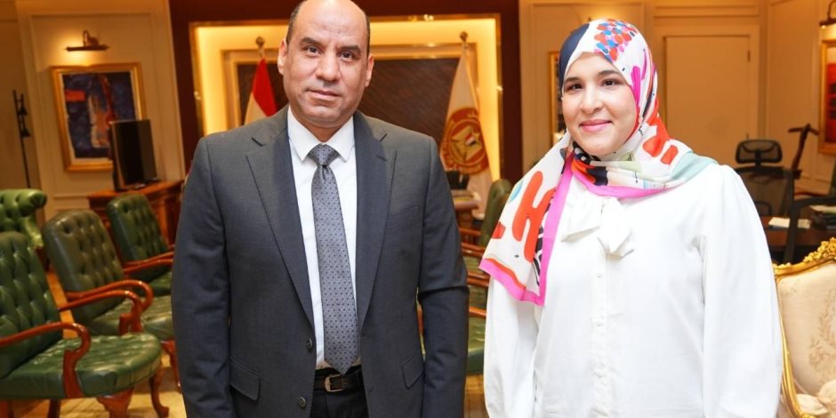 وزير العمل يوجه بفرصة عمل لبطلة مصر من المكفوفين في القوس والسهم: "أنتِ نموذج مُلهم يستحق الدعم"
