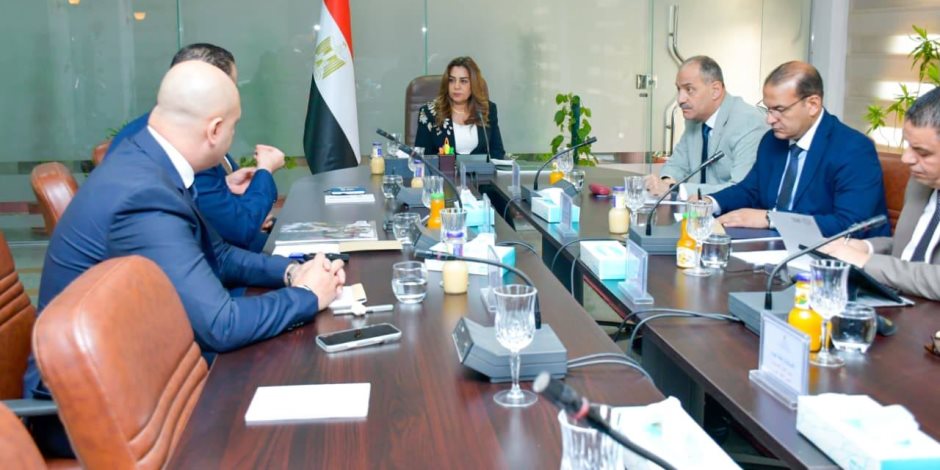 «منال عوض» تبحث مع الشركات تطوير منظومة النقل الجماعي لسيارات الميكروباص والسيرفيس بالمحافظات