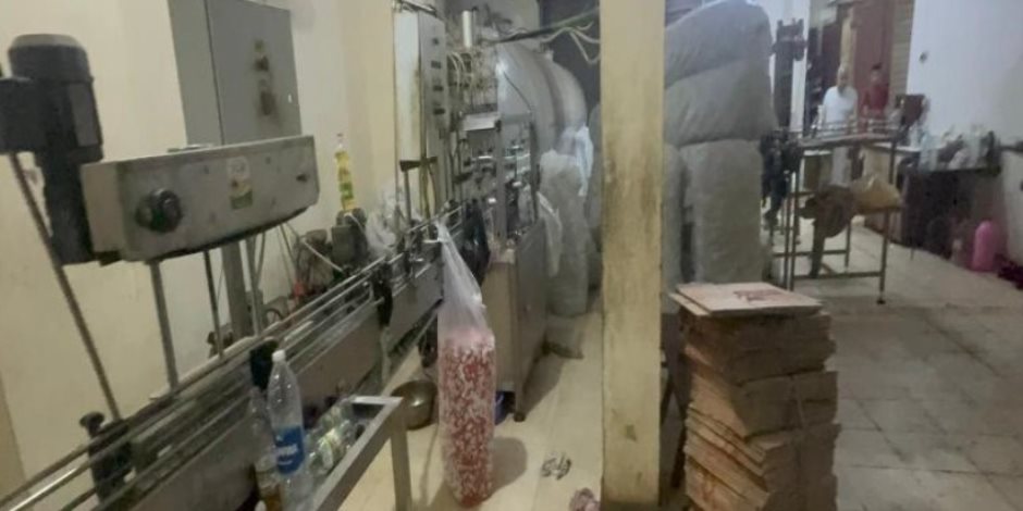 ضبط مصنع غير مرخص لتعبئة زيت الطعام المغشوش بالشرقية