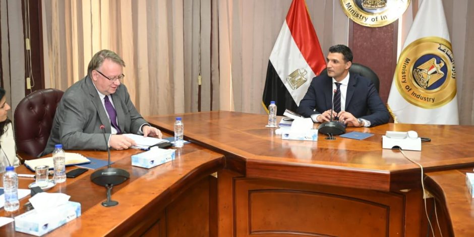 وزير الصناعة يبحث مع مدير مكتب العمل الدولية مشروعات المنظمة فى مصر