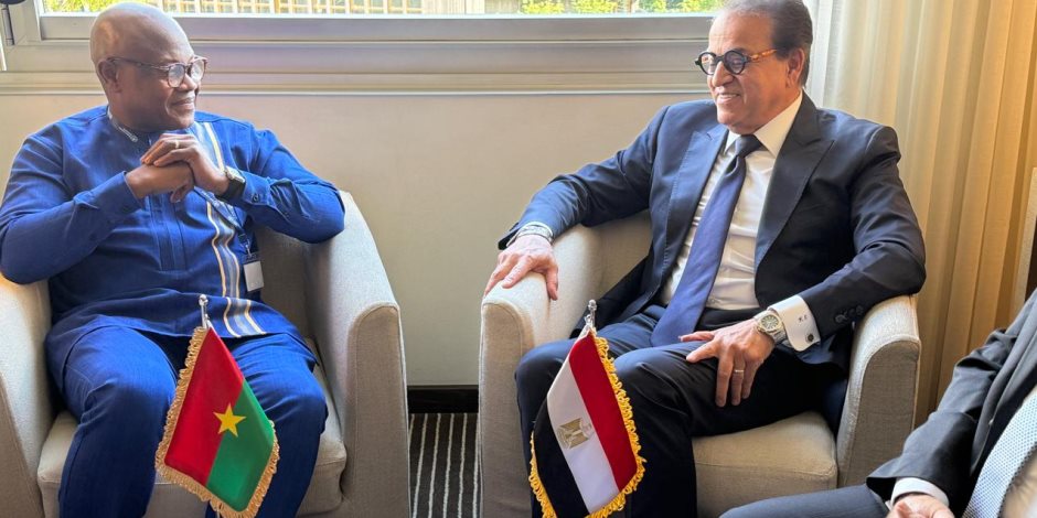 وزير الصحة يلتقي وزير صحة دولة بوركينا فاسو لبحث سبل تعزيز التعاون المشترك في القطاع الصحي